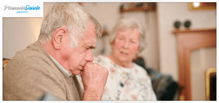 casal de idosos tossindo - coronavírus
