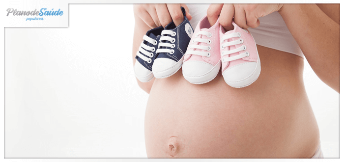 gravidez - mulher segurando sapatinhos de bebê