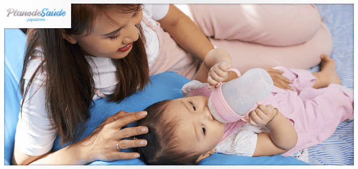 mãe amamentando bebê - leite materno