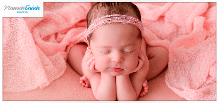 bebê com tiara na cabeça e apoiada nos cotovelos - Plano de Saúde para Recém-Nascido