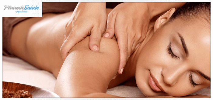 Mulher fazendo massagem de drenagem linfática nas costas