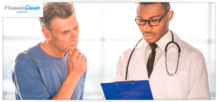 Homem examinando exames ao lado do médico - Check-up