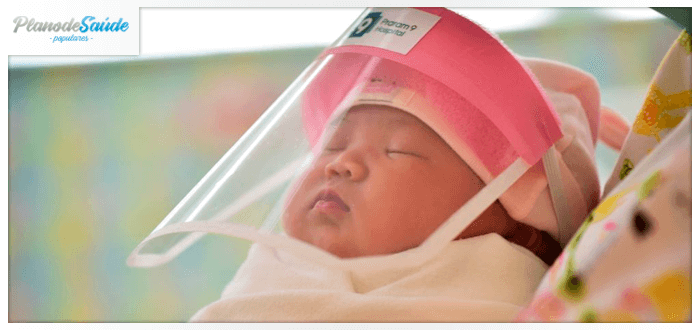 Bebê com máscara protetora do coronavírus