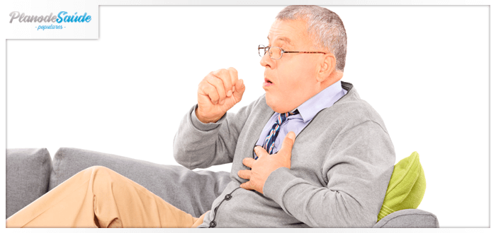 Homem idoso tossindo - coronavírus