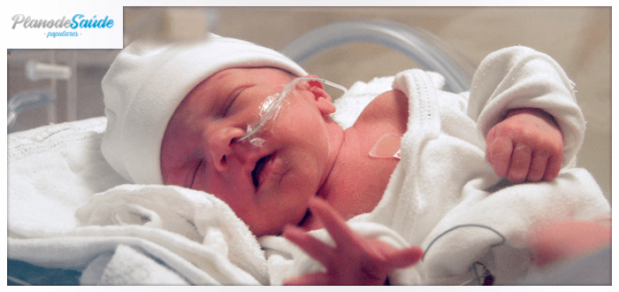 Bebê prematuro em incubadora