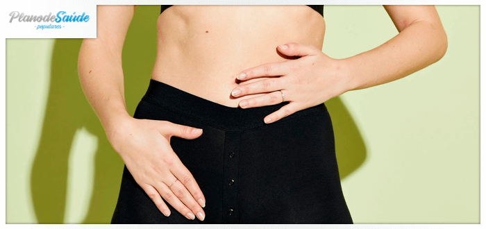 mulher com a mão na barriga e na virilha - câncer no ovário