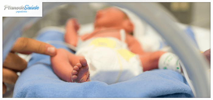 Bebê na incubadora