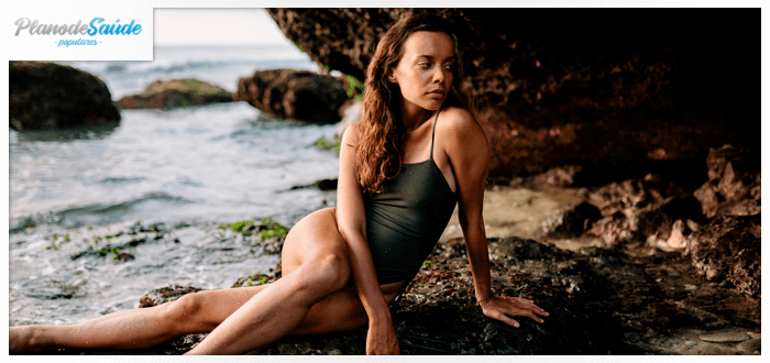 Mulher na praia - HPV feminino